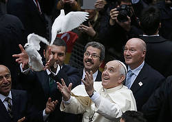 Pope releases dove in Istanbul